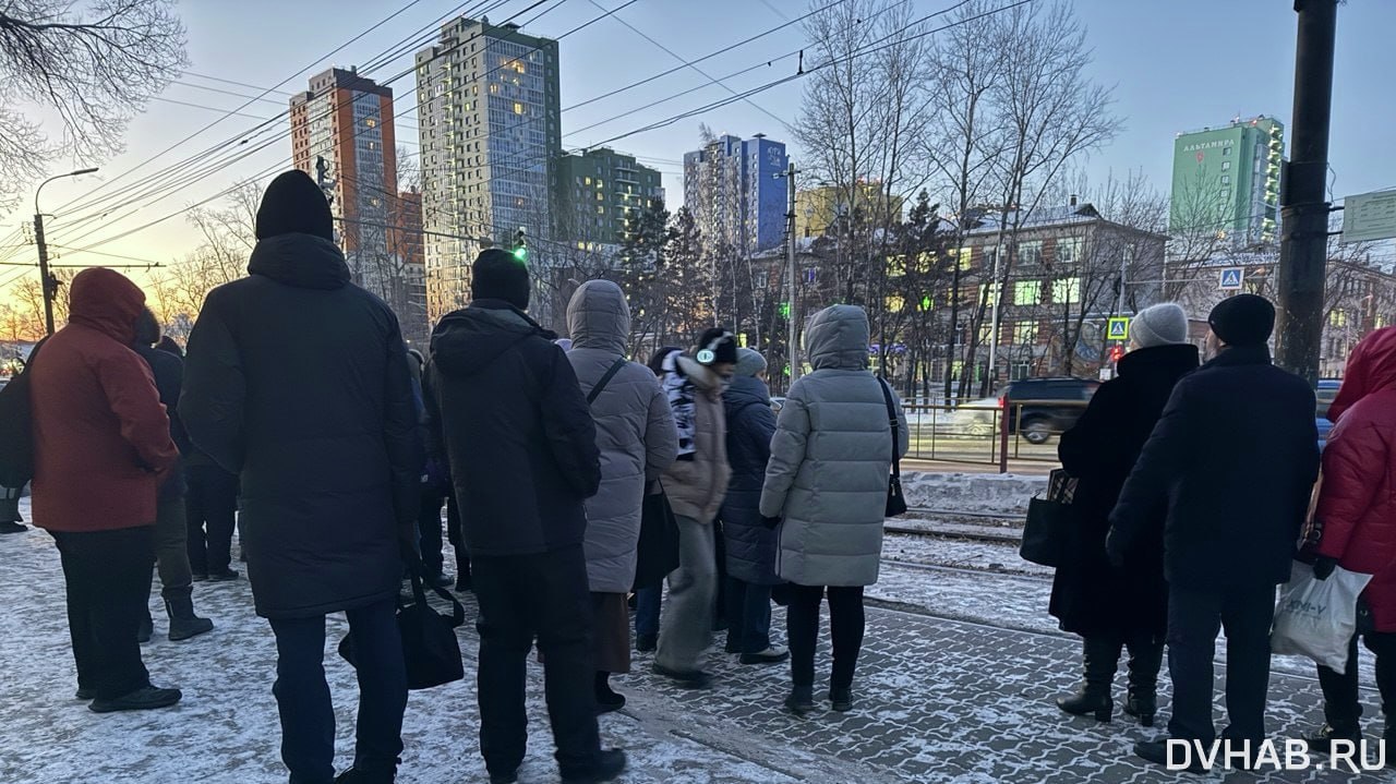 Швабра не спасла хабаровчане лишились трамвая в час пик Во время утреннего часа пик сломался трамвай маршрута 1 соединяющего Южный микрорайон с центром города Десяткам пассажиров пришлось покинуть салон и искать другие способы добраться до работы и учебы Причины поломки выясняются Прочитать статью полностью Подписаться на DVHAB   Написать в DVHAB