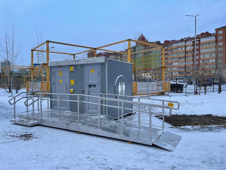 На районных новогодних локациях установят тёплые туалеты Мобильные туалетные кабины привезут в сквер Серебряный в парк им Ю А Гагарина и Майпарк а также на площадь Свердлова Всего их будет 6 Пользоваться туалетами можно бесплатно Работать они начнут с открытия ёлочных городков до 11 января