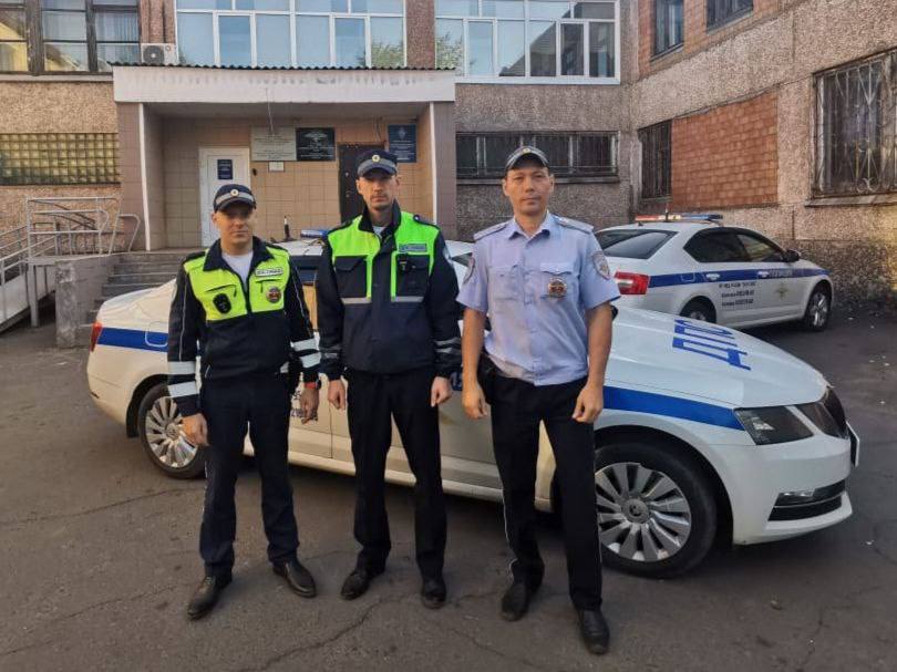 В Братске сотрудники Госавтоинспекции оказали помощь водителю попавшему в сложную дорожную ситуацию В адрес Главного управления МВД России по Иркутской области поступило обращение от жителя Братска который поблагодарил сотрудников Госавтоинспекции за отзывчивость и неравнодушие Автор письма сообщил что несколькими днями ранее возвращаясь вместе с семьей с дачи на автодороге Обход города Братска поселок Бикей на его автомобиле лопнула амортизационная пружина задней подвески и повредила колесо Продолжать движение было нельзя а вызвать экстренную помощь невозможно по причине отсутствия сигнала сотовой связи Автомобиль нуждался в ремонте Самостоятельно справится с возникшей проблемой 67 летний автомобилист не смог Спустя некоторое время возле них остановился и предложил помощь экипаж ДПС 587 заступивший в ночную смену на патрулирование Падунского округа Дальнейшие действия инспекторов дорожно патрульной службы попавший в беду водитель охарактеризовал дословно как фантастическое мастерство Инспекторы Алексей Скворцов Игорь Болваненко и Дмитрий Бушков о случившемся рассказали просто помогли адаптировать транспортное средство к движению и сопроводили семью до жилого района Энергетик Благодарный братчанин в своем сообщении выразил слова признательности и гордости за то что в городе Братск есть такие неравнодушные квалифицированные полицейские