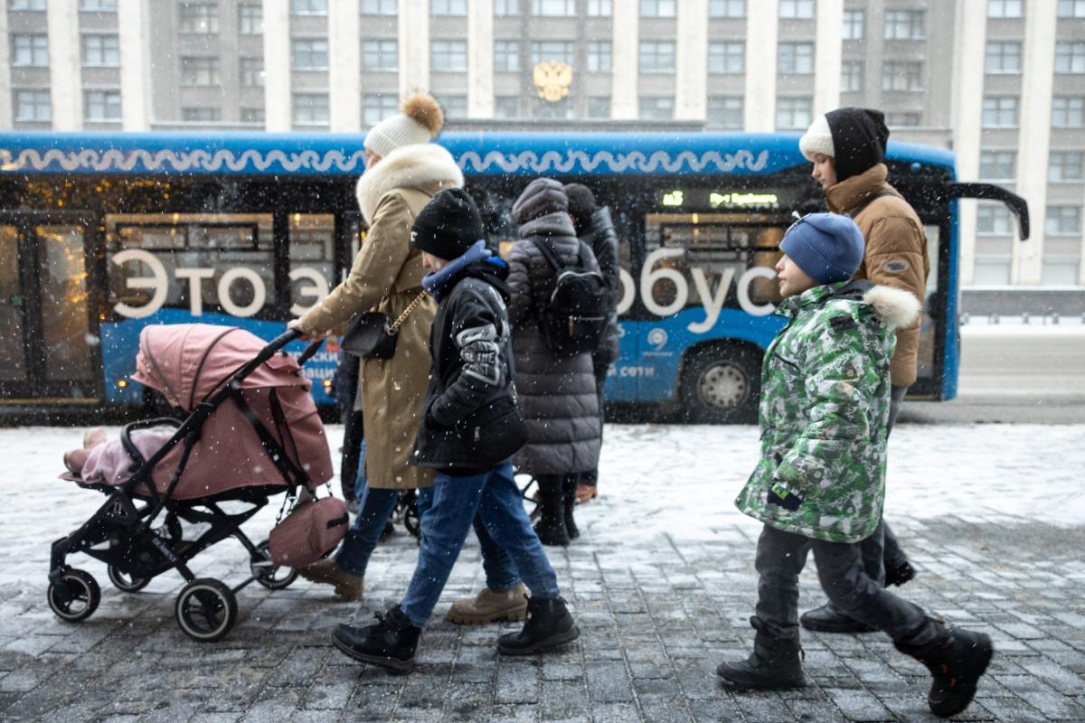 Многодетным готовят бонус к отпуску В Госдуме считают что родители троих и более детей устают больше всех и потому заслуживают дополнительные 14 оплачиваемых дней отдыха Причем взять их можно будет в любое удобное время и даже по частям пишет ТАСС Законопроект уже внесен в Госдуму и его могут рассмотреть весной Впрочем даже с дополнительным отпуском многодетные знают настоящий выходной это когда дома тихо Одобряем идею   Подпишитесь на Абзац TG VK Дзен MAX Rutube