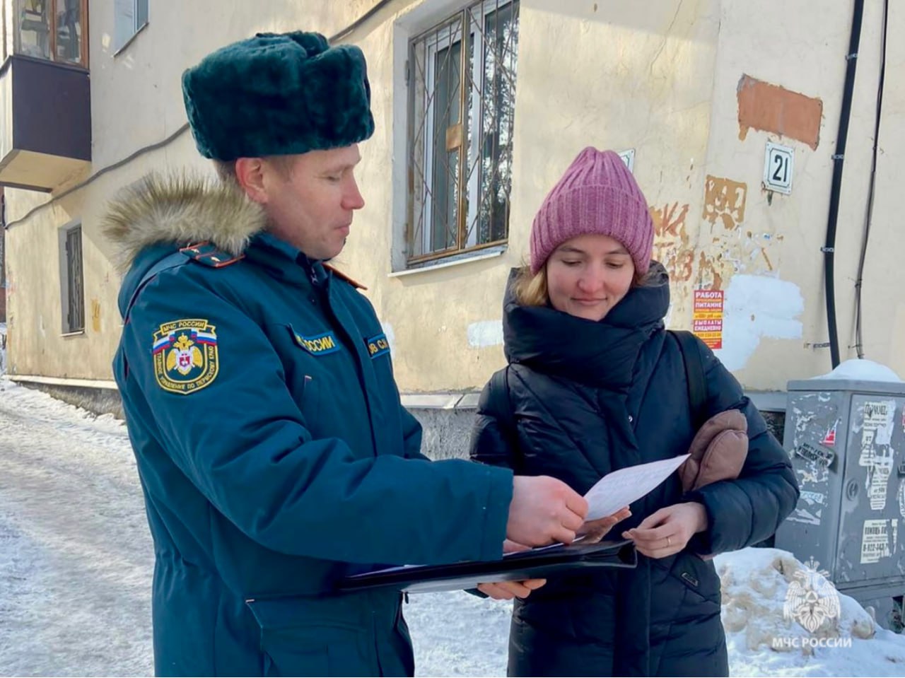 Пожар легче предупредить, чем устранять его последствия  В Пермском крае специалисты МЧС России ежедневно проводят рейды с целью профилактики пожаров в жилом секторе.  Сотрудники чрезвычайного ведомства разъясняют основные причины пожаров, напоминают элементарные меры пожарной безопасности при использовании печного отопления, а также порядок действий в случае возникновения пожара.  МЧС России напоминает:  не оставляй без присмотра включенные электроприборы;  напомни ребенку об опасности игр с огнем;  установи пожарный извещатель.   При обнаружении пожара звони: «01», «101», «112».