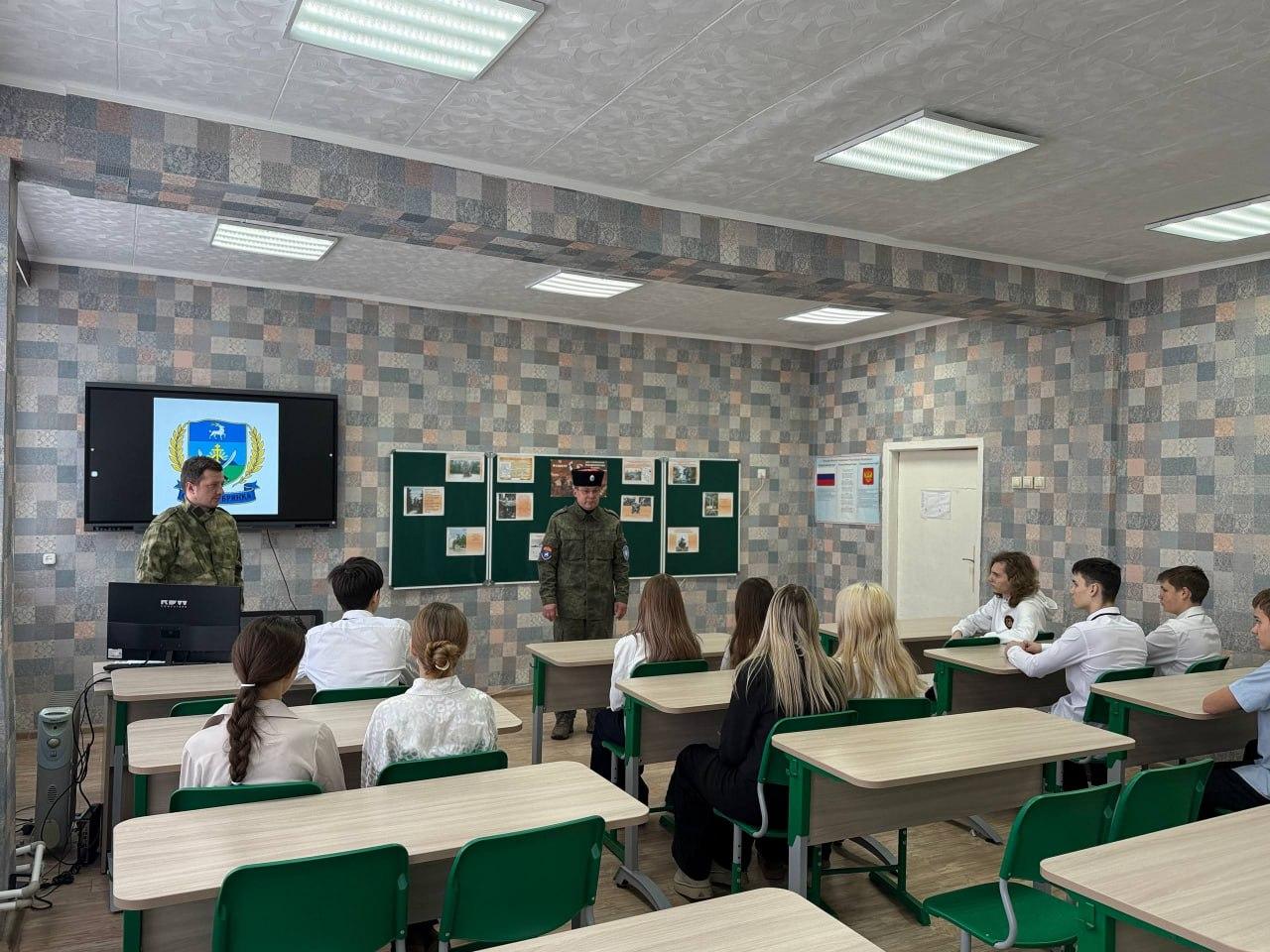 В Брянковской средней школе 9 прошла тематическая встреча Сквозь огонь к свободе приуроченная к годовщине освобождения Ворошиловграда от немецко фашистских захватчиков По инициативе советника директора по воспитанию Елены Кулинко почётными гостями мероприятия были ветераны боевых действий и представители общественной организации ВВД ГКО Станица Брянка Вадим Лахно и Сергей Русинов Центральным событием стал совместный просмотр документального фильма посвящённого героической обороне и освобождению города Кадры военной хроники погрузили участников в атмосферу тех лет позволили прикоснуться к живой истории После просмотра развернулось открытое обсуждение Ребята задавали вопросы делились мыслями говорили о том как важно сохранять правду о войне и передавать её будущим поколениям Такие события учат главному помнить и передавать память дальше Память жива пока мы говорим о ней вслух подытожила директор Наталья Лахно