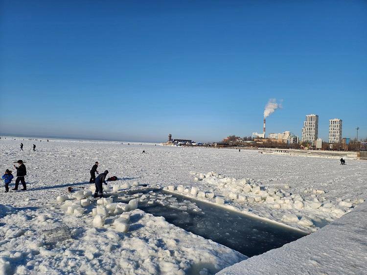 Во Владивостоке с завтрашнего дня будет введен запрет выхода и выезда на лед  В четверг, 5 декабря, во Владивостоке начнёт действовать запрет выхода на лёд любых водоёмов и морских акваторий. Выезд на лед на всех видах транспорта запрещен постоянно, за нарушение грозит штраф в размере до 50 тысяч рублей.  Администрация Владивостока уточняет, что на лёд в открытой части Амурского залива и в бухтах северо-восточного побережья Уссурийского залива нельзя будет выходить до 12 января 2025 года, на лёд водных объектов Углового залива, бухты Песчаной полуострова Песчаный, бухты Мелководной полуострова Песчаный, бухты Новик  бухта Полонка , бухты Воевода, в районе ж/д станций Санаторная и Океанская – до 20 декабря 2024 года.  Кроме того, выход на лед будет запрещен во время распадения льда – с 28 февраля 2025 года.  За выход на лёд может быть наложен штраф в размере от 100 до 500 рублей. Выезд на лёд на всех видах транспорта запрещен постоянно. Здесь сумма штрафов варьируется от 1000 до 50 тысяч рублей.