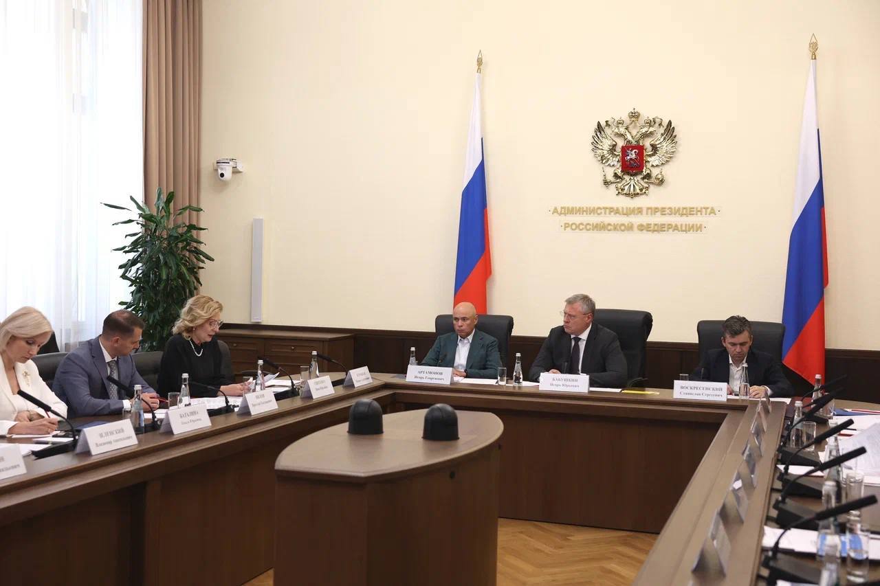 Вопросы поддержки ветеранов СВО и их семей обсудили на втором заседании профильной комиссии Госсовета России Участие в нём принял губернатор Ивановской области Станислав Воскресенский. Главные темы: законотворческие инициативы по поддержке ветеранов, вопросы реабилитации, медицинской и психологической помощи, адаптации жилья для ветеранов с инвалидностью, обобщение лучших региональных и отраслевых практик. Какие меры поддержки участников СВО и их семей действуют в Ивановской области: • Для семей военнослужащих – комплекс мер социальной поддержки. Подробности о каждой – на нашем сайте; • Ветеранам СВО помогают найти себя в мирной жизни: можно пройти бесплатное переобучение по востребованной профессии; • В регионе действует кадровый проект «Время наших» - аналог президентского «Времени Героев». В финальный этап выйдут 50 человек, которые пройдут интенсивную образовательную программу. • Для участников СВО – бесплатная медреабилитация в центре «Решма»; • Создана Ассоциация ветеранов СВО, работают фонд «Защитники Отечества» и Комитет семей воинов Отечества.
