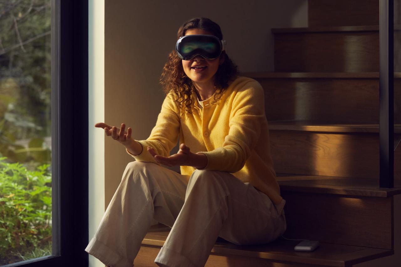 СМИ Apple прекратила разработку нового шлема Vision отдав предпочтение очкам с ИИ По данным инсайдеров гигант из Купертино планировал выпустить умные очки со встроенным дисплеем и искусственным интеллектом лишь в 2028 году Но так как конкуренты поджимают было принято решение сконцентрировать ресурсы на этом направлении дабы ускорить разработку а шлем дополненной реальности отложить в долгий ящик Видимо сама Apple тоже не особо верит в успех Vision
