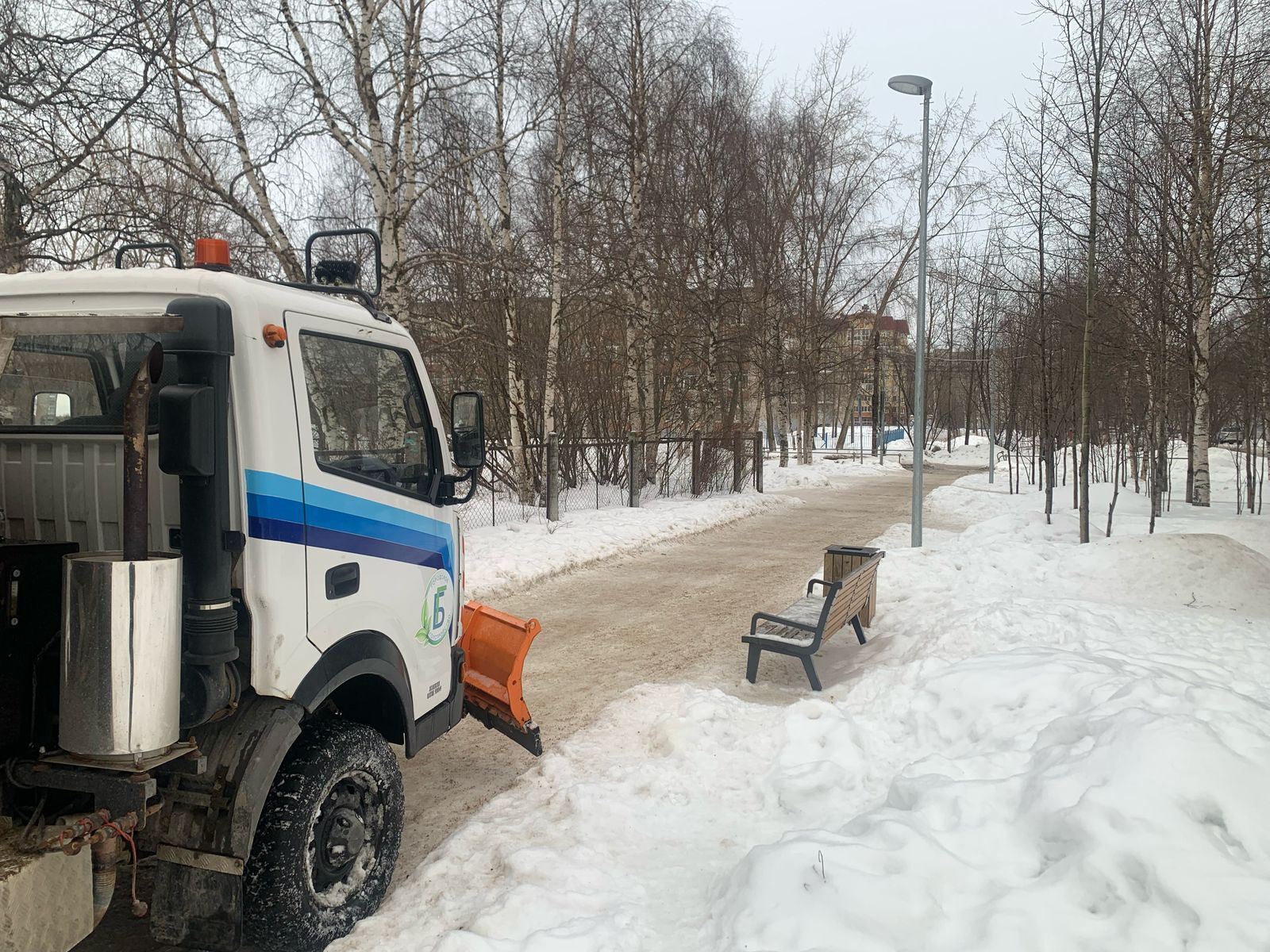 На общественных территориях города работники "Городского благоустройства" сегодня основное внимание уделяют устранению образовавшегося гололёда.    Проводилась обработка пешеходных дорожек и лестниц. Также задействована крупная и малая спецтехника на механизированной уборке и обработке противогололедными материалами, - отмечает диркетор "Городского благоустройства" Александр Кузнецов.