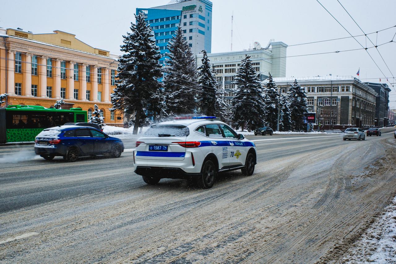 У южноуральцев растет доверие к сотрудникам полиции По итогам 2025 года работа органов внутренних дел Челябинской области значительно улучшилась В общероссийском рейтинге эффективности регион поднялся сразу на 40 позиций заняв 39 место Уровень доверия населения к полиции вырос на 10 достигнув 54 Уверенный рост показателей стал результатом системной работы При поддержке губернатора мы внедрили новые технологии включая биометрическую идентификацию и открыли пять модульных пунктов для участковых чтобы быть ближе к людям сообщили в ходе состоявшейся сегодня областной коллегии МВД Ключевым направлением было раскрытие преступлений прошлых лет Следователи и оперативники завершили более 1 2 тысяч таких дел в том числе давние убийства и серии изнасилований в Магнитогорске Совместно с другими силовыми структурами обезврежены 244 лидера и участника преступных группировок Зафиксировано снижение числа тяжких преступлений грабежей стало меньше на 36 квартирных краж на 28 а убийств почти на треть Общая раскрываемость преступлений в регионе выросла до 58 3 Полиция обеспечила безопасность более 5 тысяч массовых мероприятий с привлечением народных дружин eugenejut