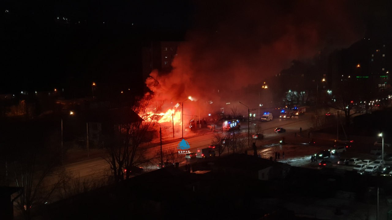 Частный дом горит на Калинина сообщают читатели По информации МЧС из пожара спасли четырех человек Уточняется что огонь охватил 300 квадратов На месте работают 28 человек и семь единиц техники Это Борус Люди