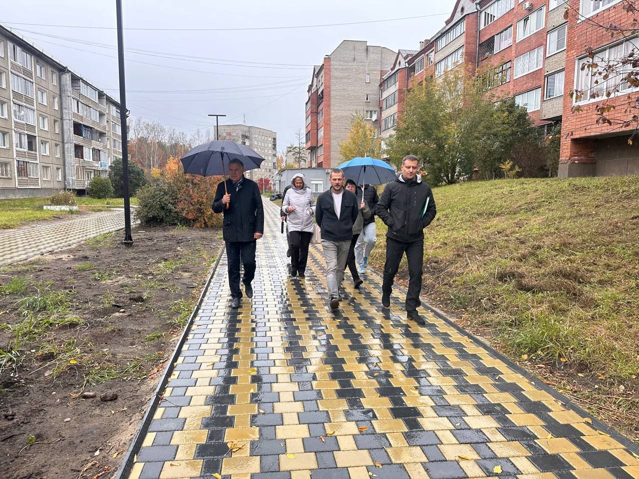 В Ангарске завершается благоустройство территорий у Музея Победы  Накануне мэр Ангарского округа Сергей Петров и председатель Думы Александр Городской побывали на обновленных общественных пространствах, посмотрели, как выполнено благоустройство на аллее Авдеева и площади у Музея Победы.   Аллея названа именем почетного гражданина Юрия Ивановича Авдеева в 2017 году.  Под его руководством в Ангарске построены и введены в эксплуатацию сотни домов, объекты химического и нефтехимического производства, социальные, культурные и бытовые объекты. Он руководил строительством роддома, больницы скорой медицинской помощи, зданий Музея Победы и Ангарского городского суда.     В 2024 году принято решение благоустроить пешеходную зону. Ее вымостили брусчаткой, сделали двухуровневое освещение, в ближайшее время установят вазоны.  «Аллея действительно преобразилась. Использована качественная брусчатка, современные парковые светильники. В целом, смотрится достойно», – отметил Сергей Петров.     Значительно преобразилась и площадь у Музея Победы. Памятник «Голуби мира» отремонтировали, заменили облицовку подиума под ним, на пешеходной зоне уложена тротуарная плитка. Здесь также установлено 24 светильника. Отдельно идут работы по ремонту лестницы.      Парк за Музеем Победы также приводят в порядок. Для удобства пешеходов – новые асфальтированные дорожки с освещением. Запланирована установка скамеек и урн.    Сергей Петров обратил внимание специалистов Комитета по благоустройству и дорожной деятельности на плохое состояние входной группы в парк и поручил предусмотреть средства на ремонт в начале следующего строительного сезона. Также необходимо привести в порядок мемориал участникам локальных войн, расположенный в парковой зоне. Задача – завершить комплексное благоустройство территории у музея к юбилею Великой Победы.