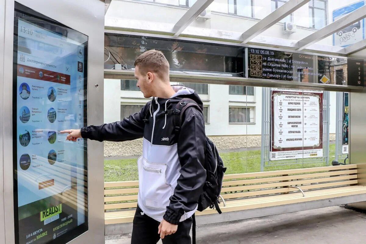 Владимирские остановки общественного транспорта претерпят значительные изменения  Павильоны планируется сделать многофункциональными.   Мэр Дмитрий Наумов анонсировал, что в течение следующих двух недель специалисты займутся разработкой детального запроса, который определит количество остановочных пунктов, их оснащению и визуальному воплощению в разных районах города. Это станет первым шагом к реализации масштабного проекта.