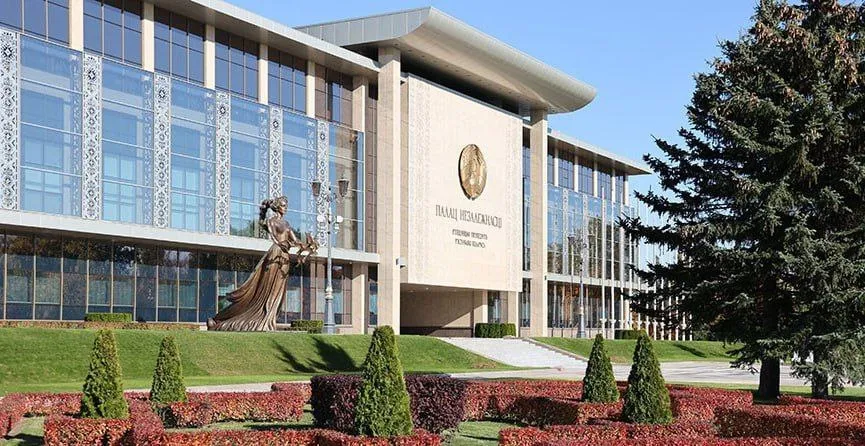 Определены победители для занесения на Республиканскую доску Почета Среди них 2 учреждения социального обслуживания Президент Беларуси Александр Лукашенко 23 апреля подписал указ 138 О занесении на Республиканскую доску Почета победителей соревнований за 2021 2025 годы и 2025 год По итогам работы в 2025 году определены 53 победителя среди организаций республики которые осуществляют деятельность в промышленности строительстве сельском рыбном и лесном хозяйствах сфере услуг В их числе две организации социального обслуживания  Центр социального обслуживания населения Мостовского района Гродненская область  Селютский социальный пансионат Территория добра Витебская область