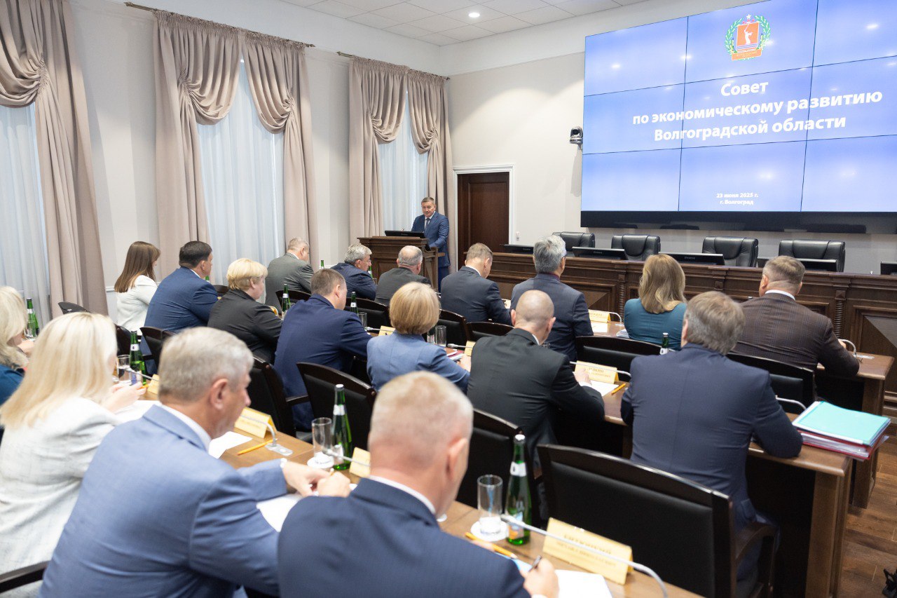 Андрей Бочаров провел заседание совета по экономическому развитию Волгоградской области Участие в обсуждении актуальных вопросов приняли порядка 50 человек — руководство органов исполвласти, представители институтов развития. Губернатор отметил, что социально-экономическая ситуация в Волгоградской области стабильная — проекты развития в экономической и социальной сферах реализуются в соответствии с планами. Андрей Бочаров: «Динамично меняющаяся обстановка на внешнем контуре экономической сферы требует определенной корректировки наших подходов, действий при реализации инвестиционных проектов на территории Волгоградской области. В связи с этим необходимо отметить важность продолжения работы по совершенствованию нормативно-правовой базы Волгоградской области, форм и способов поддержки и защиты инвестиций в социально-экономической сфере региона и муниципальных образований. Также важно в ходе реализации десятилетних комплексных программ социально-экономического развития Волгоградской области, города Волгограда, Волжского как центра всего Заволжья, программ всех муниципальных образований привлечение частных инвестиций, максимальное использование механизмов поддержки и защиты инвестиций, механизмов частно-государственного, частно-муниципального партнерства, возможностей и потенциала институтов развития нашей страны, Волгоградской области, международных инструментов поддержки, используемых странами БРИКС, СНГ, АТЭС и других».