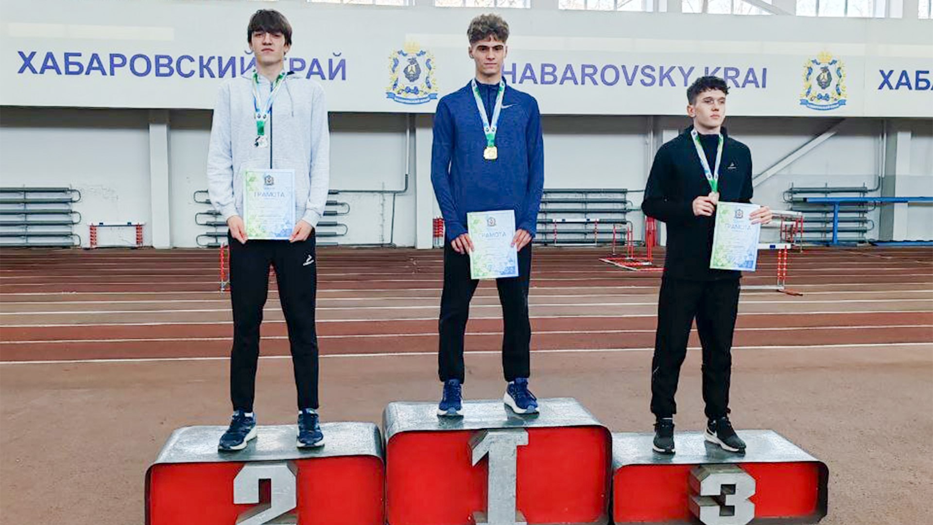 Легкоатлеты СШОР 1 стали победителями межрегиональных Стартов надежд С 27 по 29 ноября в Хабаровске проходили межрегиональные соревнования по лёгкой атлетике Старты надежд среди юношей и девушек двух возрастных категорий до 14 и 16 лет Кроме спортсменов Хабаровского края в соревнованиях приняли участие гости из Приморского края Якутии Амурской области Камчатского края Бурятии и ЕАО Спортсмены СШОР 1 Комсомольска на Амуре показали отличные результаты в составе сборной края В группе до 16 лет Семён Воловик стал победителем в беге на дистанции 200 м занял второе место в эстафете и третье в беге на 400 м Лейла Евсюкова стала второй в тройном прыжке Валерия Чернышова второй в беге на 400 м В группе до 14 лет Дарья Лучникова одержала победу на дистанции 200 м взяла бронзу на 400 метровке и золото в эстафете Ксения Пархоменко стала третьей в беге на 800 метров а Матвей Светоносов стал первым в эстафете Подготовили спортсменов тренеры Анна и Павел Шаповалова