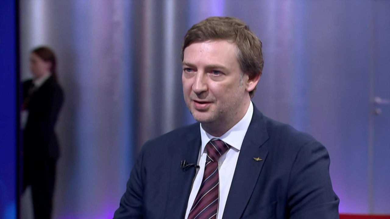 Глава Аэрофлота Сергей Александровский дал большое и, можно сказать, оптимистичное интервью «Коммерсанту». По словам топ-менеджера, компания «научилась со всем справляться». Суммируем главное. - От двойной регистрации освобожден почти весь флот: 192 самолета из 228 - «есть возможности для наращивания частот по существующим международным направлениям» - У «Победы» - самый высокий показатель налета не только в России, но и в мире - «фокусируемся на МС-21», но «нужен эффективный самолет» два раза - умеем сами чинить все кроме двигателей, но есть проект строительства большого завода по их ремонту - о конкуренции с Turkish Airlines: «важно соблюдение паритета» - «в этом году тарифы будут меняться в пределах инфляции», но «пассажир платит за любые расходы, которые несет авиакомпания» - к лету все готово