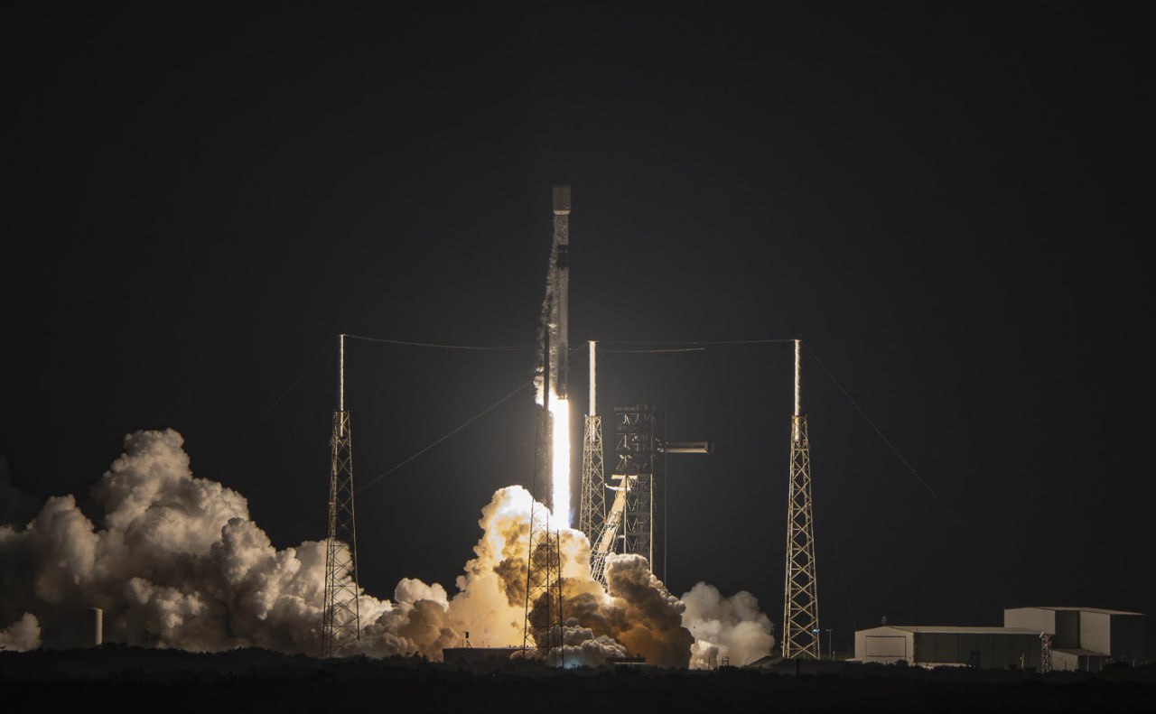 SpaceX успешно отправила на орбиту ракету Falcon 9 Космический аппарат уже выведен на околоземную орбиту. SpaceX не раскрывает своего клиента, однако по информации NextSpaceflight, полезной нагрузкой, предположительно, стал 4-тонный спутник связи Dror-1, оснащенный передовыми цифровыми коммуникационными системами. Главное — здесь. Подписывайтесь!
