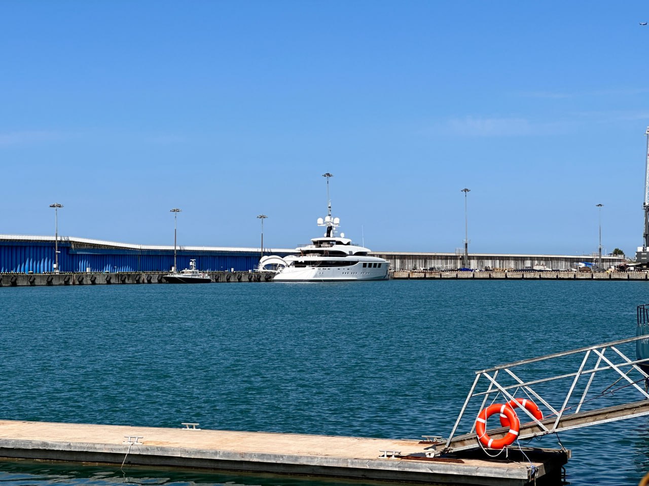 На перевозки в Азово Черноморском бассейне выделят 217 млн рублей в 2026 году Организатору перевозки пассажиров на морских скоростных судах по линии Сочи Сухум направят 80 8 млн рублей На маршруты между Новороссийском Геленджиком и Сочи выделят 135 9 млн рублей В 2025 году перевозчики получили 135 5 млн рублей субсидий и обслужили более 18 тысяч пассажиров РБК Юг и Северный Кавказ в MAX