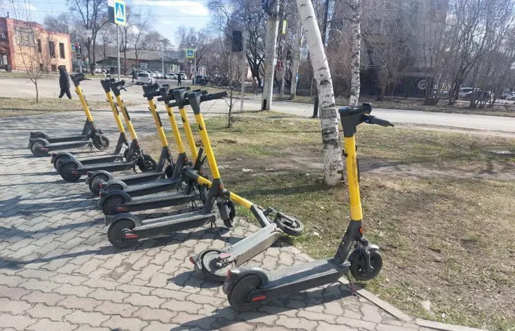 Штрафы для самокатчиков установили в Амурской области В Амурской области приняли закон, который вводит административную ответственность за нарушение требований по использованию территорий общего пользования муниципалитетов при размещении, передвижении на средствах индивидуальной мобильности СИМ . "Решение о введении ответственности за неправильное размещение и передвижение средств индивидуальной мобильности принято депутатами совместно с прокуратурой и исполнительной властью Приамурья. Это необходимо, чтобы на дорогах и тротуарах было безопаснее, соблюдались общественный порядок и дисциплина. Компании же такая мера вынудит обеспечивать качественные услуги, защиту прав потребителей и регулировать количество транспорта. Для этого им необходимо тщательно соблюдать правила размещения пунктов проката, чтобы не вредить городской инфраструктуре", - прокомментировали в Законодательном собрании Амурской области. За размещение СИМ и или передвижение на них в установленных органом местного самоуправления зонах запрета на передвижение на СИМ на территориях общего пользования могут грозить штрафы в следующих размерах: для граждан - от 2000 до 3000 рублей, для должностных лиц - от 10 000 до 20 000 рублей, для юридических лиц - от 80 000 до 100 000 рублей. Подробнее о суммах штрафов читайте здесь. Выявлять и фиксировать нарушения будут административные комиссии муниципалитетов. ТЕЛЕПОРТ.РФ – здесь все об Амурской области Написать нам