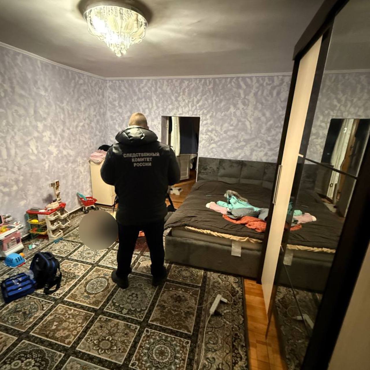 Следователи СК возбудили уголовное дело в отношении женщины подозреваемой в убийстве супруга в Саратове Следственным отделом по Ленинскому району города Саратов Следственного управления СК России по Саратовской области возбуждено уголовное дело в отношении 42 летней женщины по признакам преступления предусмотренного ч 1 ст 105 УК РФ убийство По версии следствия 23 января 2026 года подозреваемая находясь в частном домовладении расположенном по улице Керамической города Саратова в ходе конфликта на почве личных неприязненных отношений произвела выстрел из охотничьего ружья в 37 летнего супруга В результате потерпевший скончался на месте происшествия Фигурантка задержана Проводятся необходимые следственные и процессуальные действия направленные на сбор и закрепление доказательственной базы назначены необходимые экспертизы допрашиваются свидетели Следователем решается вопрос об избрании в отношении подозреваемой меры пресечения Подписывайтесь на Следком в MAX