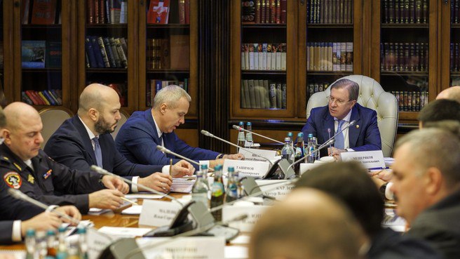 Совещание по развитию беспилотного транспорта seanews ru 2025 12 10 ru soveshhanie po razvitiju bespilotnogo transporta Под председательством заместителя председателя Правительства Виталия Савельева прошло совещание по развитию беспилотного транспорта Как сообщает пресс служба правительства обсуждался ход исполнения плана мероприятий по созданию условий для применения высокоавтоматизированных транспортных средств 5 го уровня автоматизации осуществляют движение без водителя на территории Российской Федерации Дорожная карта предполагает формирование нормативной правовой базы для использования высокоавтоматизированных транспортных средств на дорогах