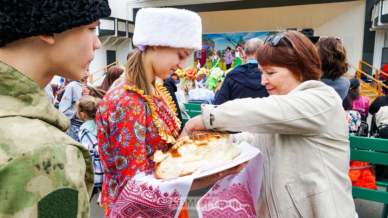 Казачий праздник снова устроят в парке Гагарина В эту субботу, 5 июля, в полдень в парке Гагарина начнётся третий открытый фестиваль казачьей культуры «Казачья воля». Гостей праздника ждут ярмарка, казачьи игры и забавы, полевая кухня, мастер-классы и, конечно, концерт — участие в нём примут самодеятельные коллективы из Комсомольска-на-Амуре и других муниципальных образований Хабаровского края. Фестиваль проводится для возрождения и развития духовно-культурных основ, семейных традиций дальневосточного казачества, повышение уровня исполнительского мастерства, приобщения зрителей к ценностям казачьей культуры. Учредителями и организаторами являются отдел культуры администрации Комсомольска-на-Амуре Станичное Казачье Общество «Атаманская» и АНО «Культрассвет».