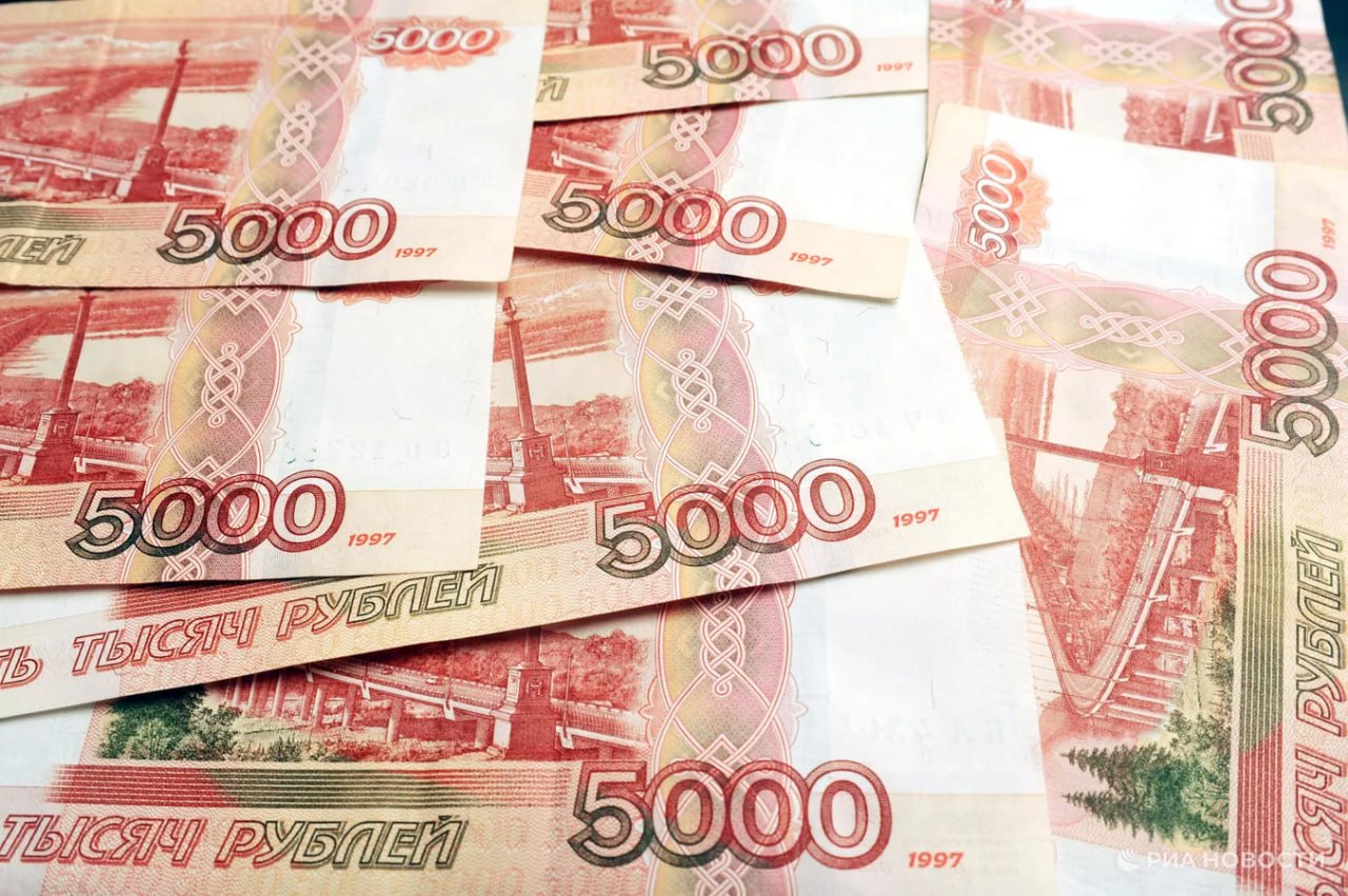 Средний срок службы банкнот номиналом 2000 и 5000 рублей составляет не менее 10 лет а 50 и 100 рублей не менее 3 лет рассказал в интервью РИА Новости зампред ЦБ РФ Сергей Белов В частности на срок службы купюр влияет свойство бумаги ее способность выдерживать многократные изгибы смятия растяжения а также ее устойчивость к перепадам температуры Нужно учитывать и скорость обращения банкнот количество транзакций за определенный период времени Чем этот показатель выше тем быстрее она изнашивается А вот для продления жизни банкнот и защиты от загрязнений их покрывают специальным защитным лаком Еще в бумагу добавляется биоцидный препарат который придает купюрам антимикробные свойства Подписаться на РИА Новости экономика Все наши каналы
