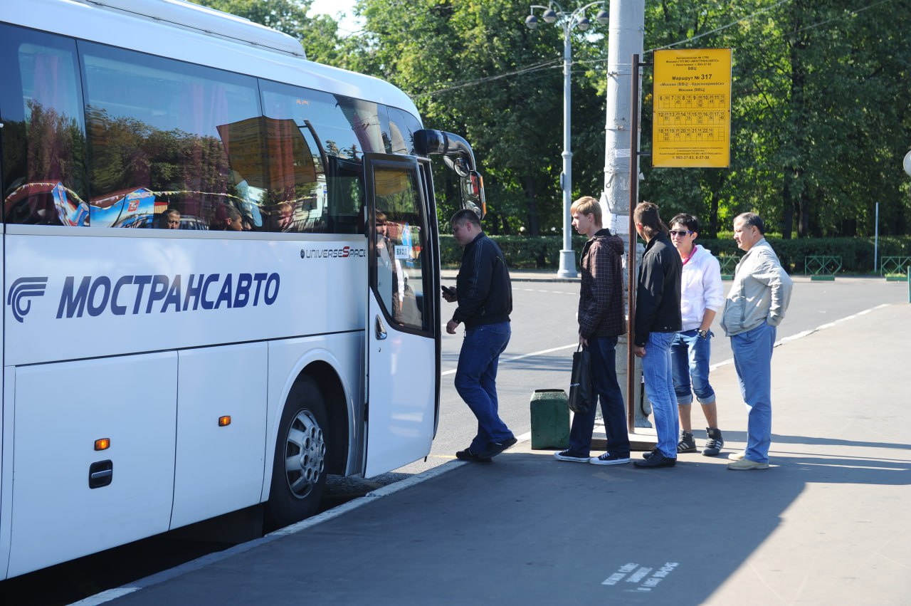 В июне между Геленджиком и Москвой запустят сезонный автобусный маршрут  Сезонное автобусное сообщение между Москвой и Геленджиком возобновится летом 2025 года. Запуск запланирован на 11 июня.   Автобусы будут курсировать ежедневно с 11 июня по 20 сентября. В маршруте предусмотрены остановки в Краснодаре, Анапе, Новороссийске и Кабардинке.  Стоимость проезда для взрослых из Москвы до Анапы, Новороссийска, Кабардинки и Геленджика составит 6500 рублей. Для детей до 12 лет при предъявлении свидетельства о рождении предусмотрена скидка 50% от взрослого тарифа. Провоз багажа обойдется в 650 рублей.