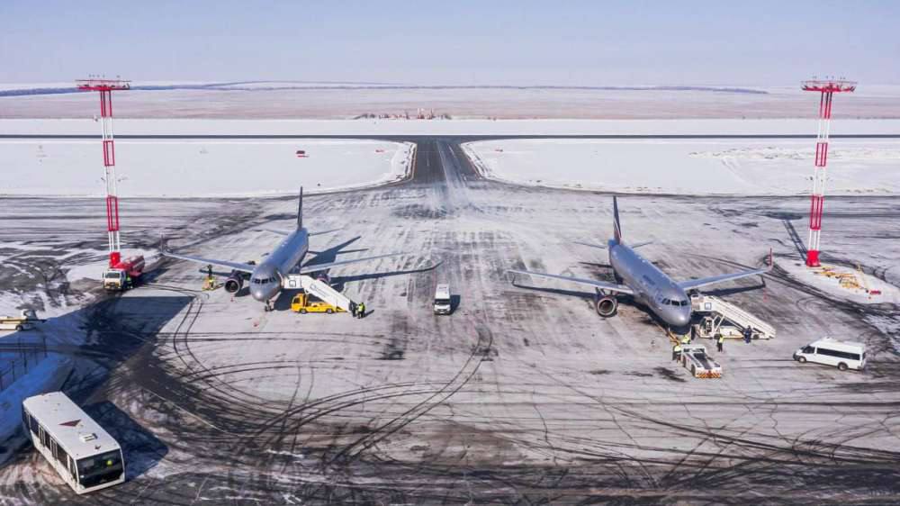 Куда улететь на праздники из аэропорта Оренбурга доступны 8 направлений Про Общество В предновогодние и праздничные дни аэропорт Оренбург обеспечит регулярное авиасообщение по восьми направлениям внутри страны и за рубежом Об этом сообщили в пресс службе воздушной гавани С 30 декабря по 11 января пассажирам будут доступны прямые регулярные рейсы в Москву Санкт Петербург Сочи Новосибирск Екатеринбург Минеральные Воды и Казань Международная полетная программа представлена рейсами в Баку Перевозки выполняют 10 авиакомпаний Последним рейсом из Оренбурга в 2025 году станет вылет S7 Airlines в Новосибирск 31 декабря в 23 35 Первый рейс 2026 года прилет самолета Аэрофлота из Москвы 1 января в 06 55 Сайт Telegram VK Max 16 oren4oren