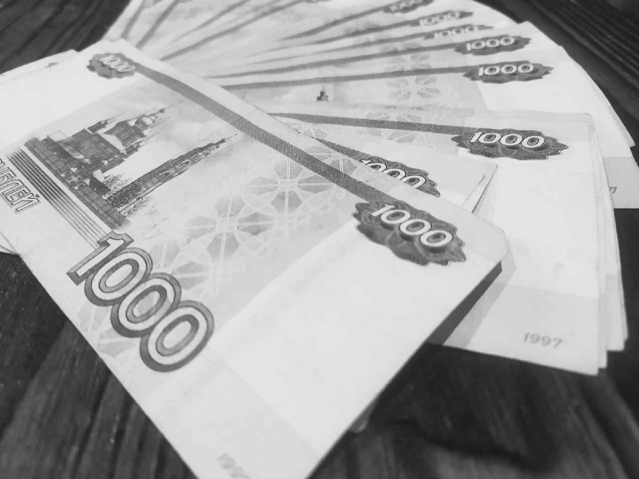Куряне за сутки лишились более 2,2 млн рублей, доверившись интернет-мошенникам. Позавчера в полицию поступили сразу три заявления от местных жителей.   Телефонные злоумышленники представлялись консультантами инвестиционных платформ, убеждали потерпевших устанавливать приложения и переводить деньги для заработка на бирже.  Один из потерпевших в течение месяца отдал неизвестным 1 миллион 200 тысяч. Второй пострадавший потерял 1 миллион рублей. Третьей жертве повезло чуть больше – она перевела около 10 тысяч рублей.  Курская Telega / Прислать новость