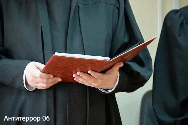 Суд вынес суровый приговор гражданину Узбекистана Уткирову Жавохиру Давроновичу по обвинению в террористической деятельности  Он признан виновным по целому ряду статей Уголовного кодекса РФ ч 2 ст 205 5 ч 1 ст 30 п а ч 2 ст 205 ч 3 ст 223 1 ч 4 ст 222 1  Следствие установило что в январе 2023 года мужчина записал видеопослание в котором выразил готовность действовать в интересах запрещенной международной террористической организации Исламское государство ИГ В дальнейшем он получил от ее руководителя указание подготовить теракт в России Выполняя приказ Уткиров приехал в Ставрополь провел разведку нескольких объектов и отправил фото и видеоматериалы куратору В качестве цели было выбрано здание Правительства Ставропольского края Подсудимый приобрел компоненты изготовил самодельные взрывные устройства и спрятал их Его деятельность была пресечена в декабре 2023 года в результате оперативных мероприятий Суд назначил наказание в виде 20 лет лишения свободы в колонии строгого режима причем первые пять лет он проведет в тюрьме Также с него взыскан штраф в размере 1 миллиона рублей Приговор еще не вступил в законную силу и может быть обжалован ИГ организация признанная террористической и запрещённая на территории России Антитеррор 06 Суд Приговор Терроризм УКРФ Безопасность Правосудие ИГЗапрещено