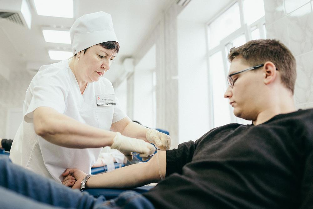Ставропольская краевая станция переливания крови передала компоненты в Геническую районную больницу Ставропольские специалисты доставили донорскую кровь и 37 литров лейкоредуцированной эритроцитной взвеси Гемокомпоненты были бережно переданы рефрижератором в Геническ где в них срочно нуждались пациенты С 2023 года Ставропольский край безвозмездно передал медицинским учреждениям Херсонской области и ЛНР более 497 литров эритроцитной взвеси что эквивалентно 1750 дозам Выполнение заявки было бы невозможно без активной жизненной позиции и добрых сердец наших доноров которые откликнулись на призыв о помощи несмотря на период отпусков отметили в Ставропольской краевой станции переливания крови