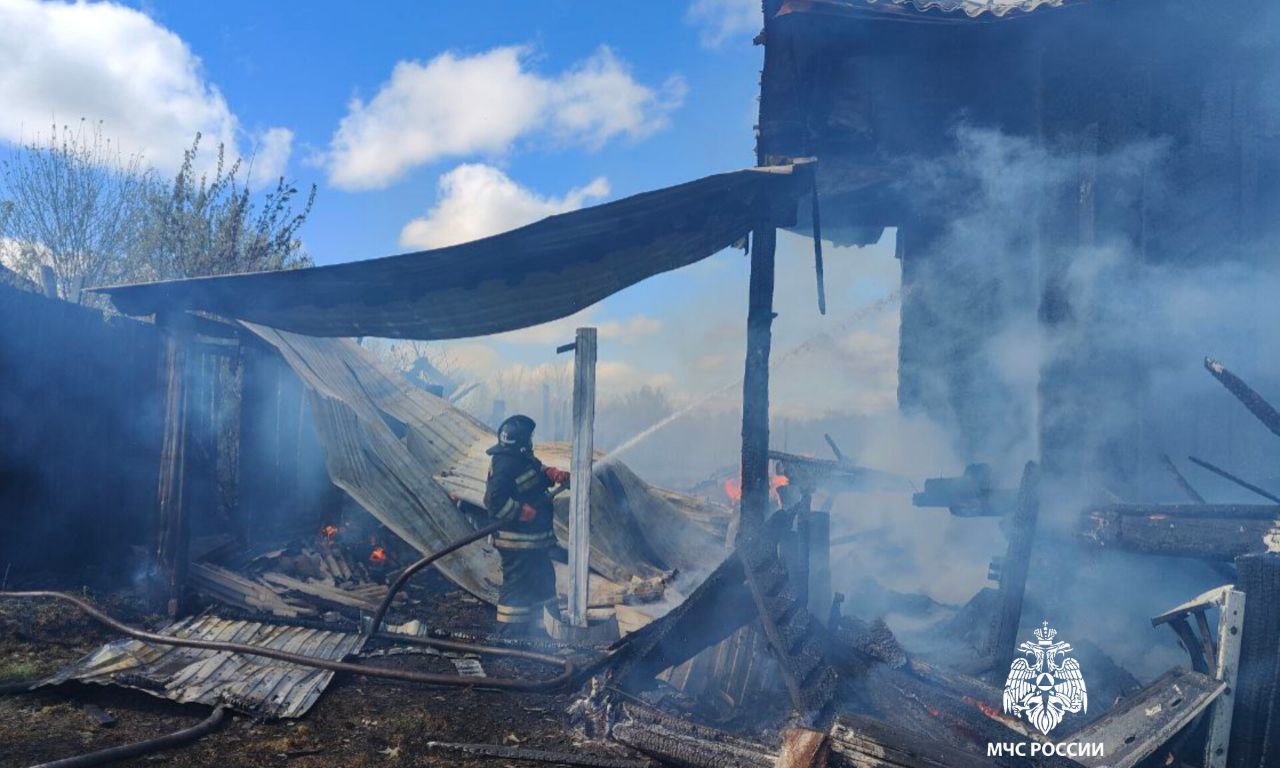 #оперативно Огнеборцы ликвидировали пожар в Барышском районе На улице Советской с. Попова Мельница произошло загорание надворных построек и жилого дома. По прибытии первых пожарных подразделений наблюдалось горение открытым пламенем. На месте работали 12 человек и 4 единицы техники. Специалисты ликвидировали пожар, отстояли соседний жилой дом. ‼ Пострадавших нет. Причину устанавливают дознаватели МЧС России.