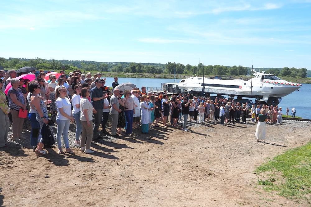 В Зеленодольске спустили на воду шестой «Метеор» нового поколения Новое скоростное пассажирское судно на подводных крыльях «Метеор - 2020» разработано специалистами проектного бюро «Си Тех». Суда отвечают всем международным требованиям по комфортности и безопасности. От имени главы Зеленодольского района заводчан поприветствовала его заместитель Эльза Кадникова: - Завод имени Горького - это наша гордость, один из крупнейших поставщиков морских и речных кораблей, судов различных классов, военных кораблей для ВМФ России. Несмотря на все вызовы, предприятие работает стабильно и обеспечено госзаказом. Сегодняшняя церемония - это еще одна достойная победа! О достоинствах нового пассажирского судна рассказал генеральный директор АО «Зеленодольский завод имени А.М.Горького» Александр Филиппов: - Спуск нового «Метеора» знаменует собой возрождение российского гражданского флота, уверен, что «Метеоры - 2020» займут достойное место в числе выдающихся проектов завода и будут достойно нести свою службу на благо нашего общества. Просторный салон на 120 пассажиров оборудован удобными креслами, доступом к мультимедийному контенту с помощью WI-FI, багажным отделением, закрытыми полками для ручной клади. На судне также обеспечены все условия для перевозки пассажиров с ограниченными возможностями. В ходе мероприятия состоялось церемония награждения отличившихся сотрудников. В завершение официальной церемонии спуска крестная мать – руководитель проекта Управления программ с государственным участием Дирекции бюджетных инвестиций АО «Государственная транспортная лизинговая компания» Ирина Дружинина – по традиции разбила о носовую часть судна бутылку шампанского.