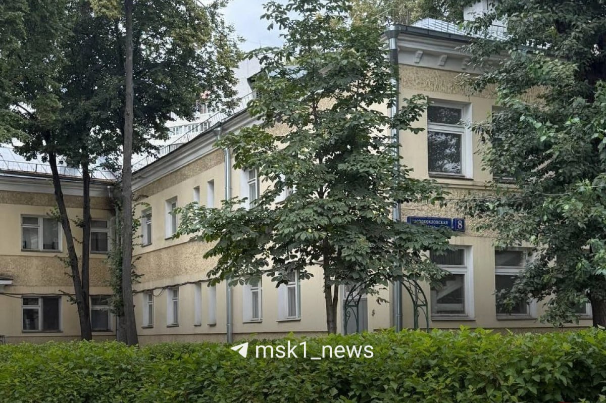 Родители дошкольников из Нижегородского района протестуют против закрытия садика 1222 Здание признали аварийным поэтому детей распределили в другие корпуса По мнению родителей до новых садиков придётся идти от 1 5 до 3 км Прекрасный садик Дети счастливы воспитатель прекрасный Нам воспитатели сказали что садик до 2030 года закрывать не будут Он стоит в плане реновации но пока трогать не будут Однако дом рядом уже обнесли забором и собираются сносить наш садик рассказала мама одного из воспитанников Олеся Директор школы Василий Финагин который руководит садиком заявил msk1 news что здание многострадального уже не было безопасным для детей а новые корпуса будут находиться всего в 10 15 минутах ходьбы от старого здания Судя по картам расстояние действительно не превышает 1 5 км Подписаться на MSK1 Прислать новость