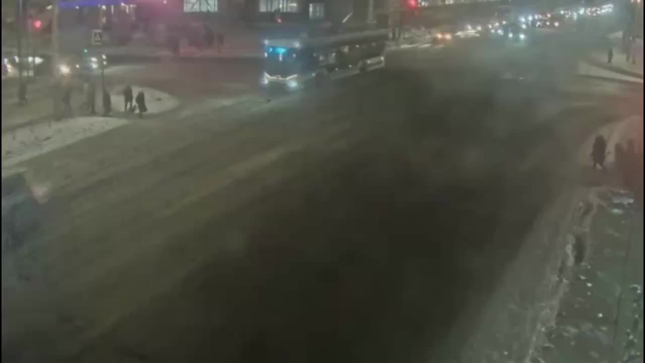 В Омске троллейбус сбил школьника на пешеходном переходе