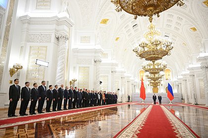 Китайская делегация принесла в Кремль граммофон Сопровождающая председателя КНР Си Цзиньпина делегация принесла в Московский Кремль граммофон. Об этом сообщает ТАССГраммофон сделан из темного дерева и украшен лаковой миниатюрой в дальневосточном стиле, изображающей птиц на ветвях весеннего цветущего дерева. Представители делегации КНР также принесли украшенный резьбой в китайском стиле консольный столик и прочие сувениры. Си Цзиньпин прибыл в Кремль на переговоры с президентом России Владимиром Путиным ранее 8 мая. Он прибыл в российскую столицу на празднование Дня Победы. Ожидается, что его визит продлится по 10 мая. Российский лидер между тем заявил, что будет рад посетить Китай с визитом на празднование Юбилея победы над милитаристской Японией и окончания Второй мировой войны. В прошлом году премьер-министр Вьетнама Фам Минь Чинь привез президенту России подарок к дню рождения.