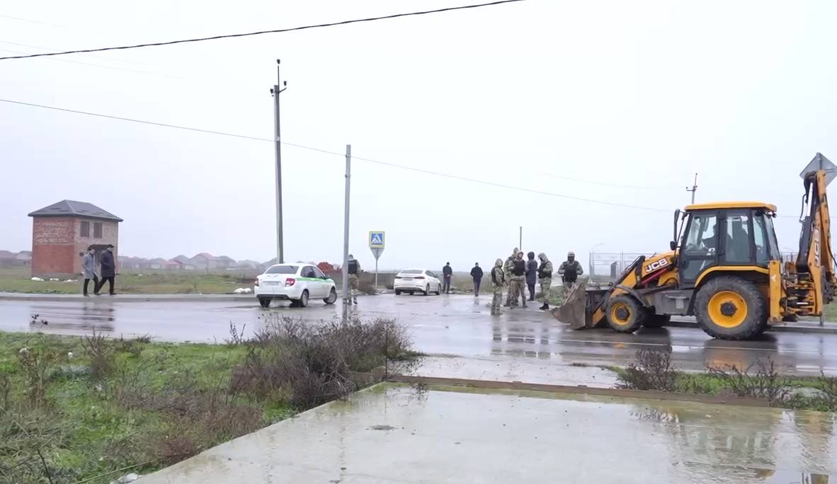В пригородном поселке Махачкалы снесено самовольное строение В Махачкале по иску городской администрации суд признал незаконным двухэтажный капитальный объект самовольно возведенный на муниципальной территории в поселке Красноармейск По данным столичной мэрии здание было построено с грубыми нарушениями градостроительных норм и правил землепользования К исполнению решения привлечены судебные приставы По результатам обследования был составлен полный пакет документов который мы оперативно направили в Правовое управление для принятия мер в рамках закона пояснил заместитель начальника отдела по контрою за объектами капитального строительства Мухтар Расулов На основании этих материалов Правовое управление горадминистрации подготовило исковое заявление в Кировский районный суд Махачкалы Суд удовлетворил требования администрации в полном объеме