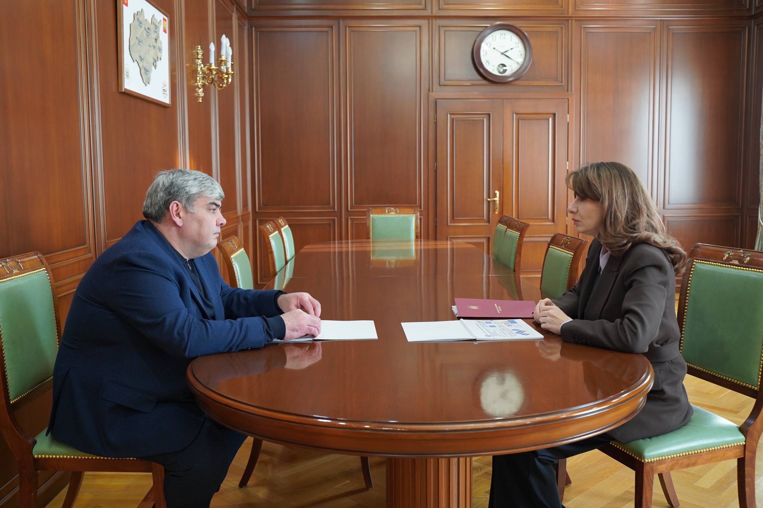 В ходе рабочей встречи с директором Территориального фонда ОМС КБР Зурият Бгажноковой заслушал информацию о деятельности ведомства За последние 5 лет доходная часть бюджета фонда увеличилась в 1 4 раза Фиксируется рост числа застрахованных на территории республики граждан Кабардино Балкария своевременно и в полном объеме осуществляет уплату страховых взносов на обязательное медицинское страхование неработающего населения Этим обеспечивается стабильное финансирование медицинских организаций за оказанную медицинскую помощь За пять лет финансирование Территориальной программы ОМС в регионе возросло в 1 6 раза и уже составило в 2025 году 15 4 миллиарда рублей В медучреждения нашей республики стали чаще обращаться жители других регионов за 9 месяцев по таким направлениям как медицинская реабилитация аллергология и иммунология хирургия сердечно сосудистая хирургия и другим помощь получили более 35 000 человек На постоянной основе фондом осуществляется защита прав застрахованных граждан наблюдается снижение числа обращений на горячую линию организации Вместе с тем граждане активнее пользуются системой ОМС в части своих прав и способов получения медицинской помощи Подписывайтесь на МАХ