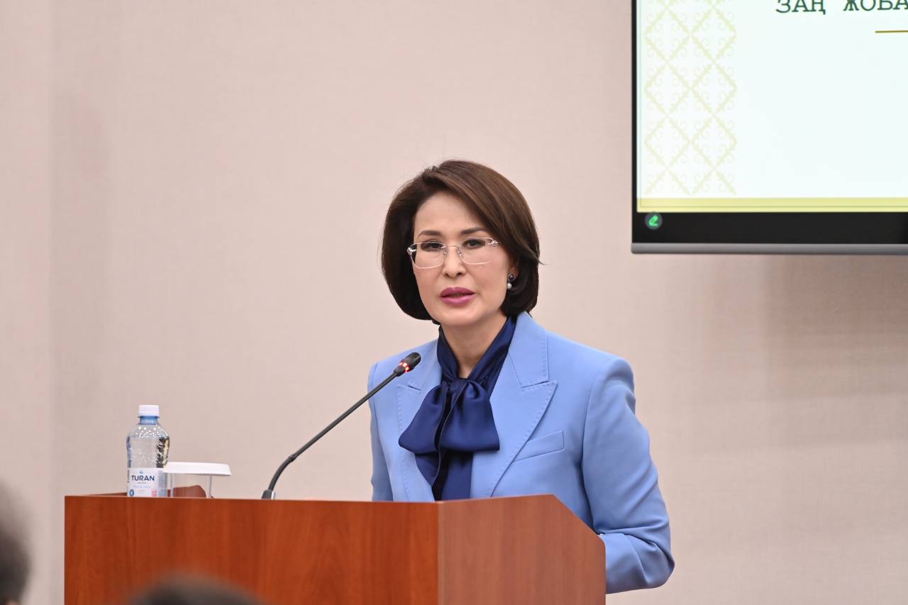 Остановить насилие против медиков призвала глава Минздрава Казахстана   Акмарал Альназарова напомнила о вопиющих случаях – когда хирург в Костанае оказался в реанимации, а медсестре в Караганде сломали пальцы.   "Какой степени черствости и агрессии нужно достичь, чтобы поднять руку на человека, который каждый день спасает жизни?" - возмутилась она.   Неприемлемым назвала министр, что в мирное время врачи рискуют своей жизнью на рабочем месте.   "Это преступление — это десятки непринятых пациентов, десятки отложенных операций, это прямой удар по всей системе", - подчеркнула Альназарова.   Глава Минздрава Казахстана подчеркнула, что поправки об ужесточении ответственности за нападение на медиков внесут в парламент в сентябре, в приемных покоях больниц усилят посты охраны.  Пострадавшего врача бортом санавиации доставят в Национальный центр экстренной медицины, где будет проводиться дальнейшее лечение, добавила Альназарова.