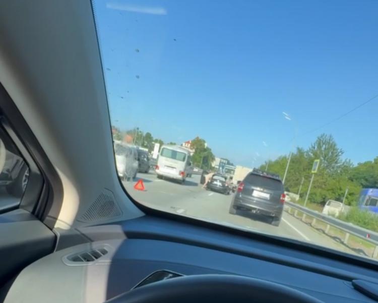 Крупная авария произошла на Океанской в сторону Владивостока. ДТП с участием шести автомобилей, включая автобус, грузовик и микроавтобус, создало огромную пробку, которая начинается от Фетисов Арены. По предварительной информации, первым в цепочке столкновения оказался автомобиль Infiniti, в который затем врезались остальные участники аварии. Подробности происшествия уточняются.