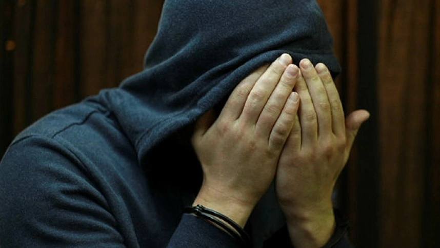 В Москве задержали мужчину избившего девочку подростка Мужчина напал на 15 летнюю девочку и украл у нее два телефона на юге Москвы Об этом сообщили в пресс службе столичного ГУ МВД России В полицию за помощью обратился житель столицы Он сообщил что на Днепропетровской улице неизвестный нанес телесные повреждения его 15 летней дочери и открыто похитил у нее два мобильных телефона после чего скрылся Ущерб составил 40 тысяч рублей Пострадавшая обратилась за медицинской помощью говорится в сообщении Как добавили в пресс службе подозреваемого задержали Им оказался 21 летний житель столицы В ГСУ СК по Москве сообщили что нападавший и девочка встретились под предлогом покупки у нее телефона При встрече злоумышленник воспользовавшись отсутствием вблизи посторонних нанес девочке не менее шести ударов руками и ногами По факту случившего возбуждено уголовное дело по ч 1 ст 162 УК РФ разбой С фигурантом проведены следственные действия ему предъявлено обвинение В ходе допроса он признал вину в полном объеме