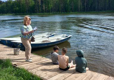 В выходные дни проведено 24 рейда по местам отдыха на водоемах. Об этом доложили в комиссии по делам несовершеннолетних. Усилить контроль поручил в преддверии жарких дней. Чтобы не допустить несчастных случаев на воде, все силы направляем на профилактику и обеспечение безопасности костромичей. В маршрут патрулирования включили 11 несанкционированных мест отдыха. Особое внимание уделялось нахождению детей без надзора взрослых. По итогам рейдов выявлено трое таких несовершеннолетних. Все они отправлены домой, с родителями проведены беседы о недопустимости оставления ребят без присмотра. Контрольные рейды по водоемам будут проводиться ежедневно в течение всего летнего сезона. Главная цель – избежать происшествий на воде, сохранить жизнь и здоровье людей.