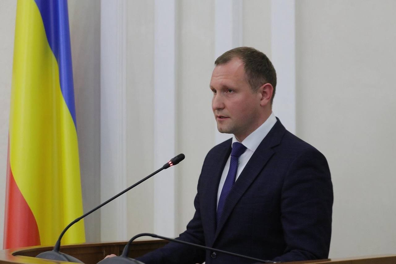 Первый замминистра ЖКХ Ростовской области Дмитрий Беликов задержан сообщил источник news161ru Его подозревают в хищении 245 миллионов рублей Причина в махинациях с контрактом на установку 85 комплексов фотовидеофиксации Подрядчику деньги не перечислялись а комплексы установили левые Заведено уголовное дело Силовики выясняют откуда шли штрафы с установленных комплексов фотовидеофиксации Есть камеры но они неофициальные В реестре их нет но деньги списывают Там рамки Платона весового контроля и камеры скорости левые Это крупный контракт Скорее всего идет давление на крупную рыбу тех кто курировал проект Сейчас силовики активно задерживают всех кто был связан с миллионными контрактами под руководством Голубева рассказал источник news161ru Беликов работал в региональном Министерстве ЖКХ с 2012 года В 2018 м перешёл в администрацию Батайска где за год стал любимцем жителей Они даже флешмобом и петицией пытались помешать его уходу В итоге он сначала отозвал заявление но вскоре всё же ушёл и в 2020 году вернулся в Министерство ЖКХ Подписаться Прислать новость