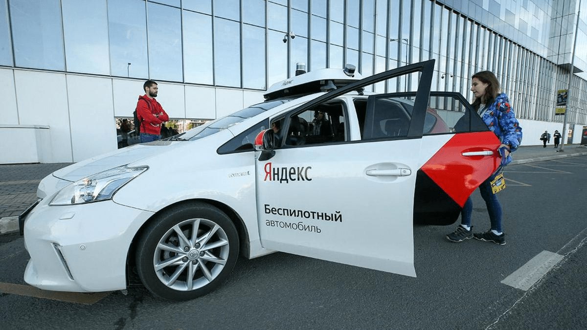 Яндекс Такси рассчитывает что в 2026 году сможет назначать на обычные заказы беспилотные автомобили Правда пока только в Москве с водителем испытателем и если Дептранс даст добро Стоимость должна быть такой же как при стандартных поездках vc ru transport 2287291