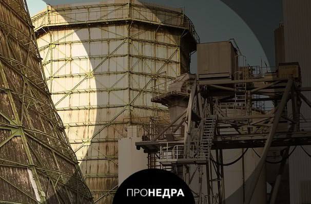 РусГидро к концу 2025 г. переведет на газ блок №2 Хабаровской ТЭЦ-3  На энергоблоке №2 Хабаровской ТЭЦ-3 Дальневосточной генерирующей компании  ДГК, входит в РусГидро  до 30 ноября 2025 г. планируется завершить капитальный ремонт и установить газовое оборудование. Специалистам предстоит заменить более 1 тыс. т металлоконструкций? сообщает пресс-служба РусГидро.  Обсуждение 2го этапа капремонта энергоблока №2 Хабаровской ТЭЦ-3 с переводом оборудования на газовое топливо состоялось в рамках совещания под руководством 1го заместителя Генерального директора - главного инженера РусГидро С. Кондратьева в г. Хабаровске.    Пронедра/Подписывайся