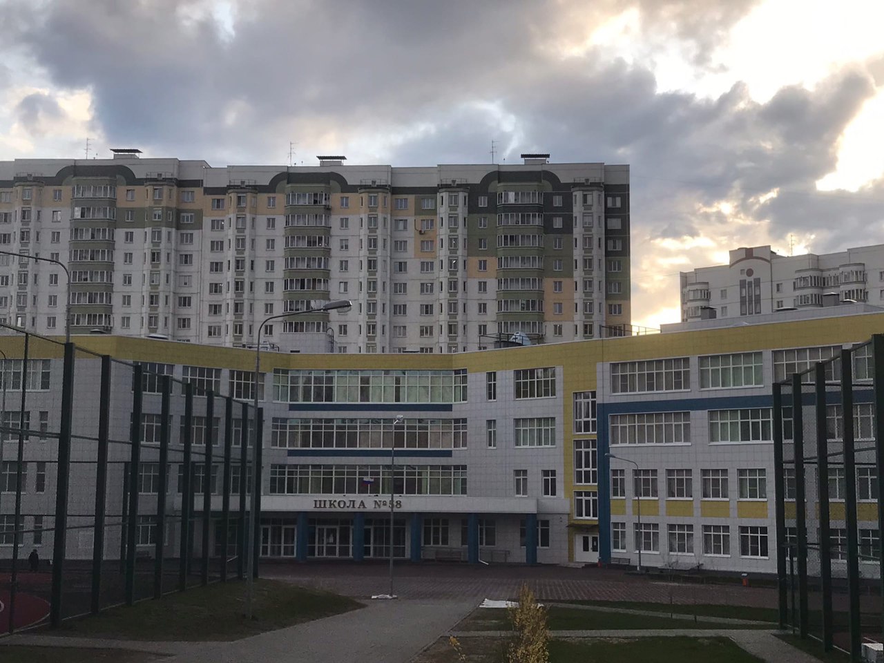 Хинштейн предложил присвоить школам Курской области имена знаменитых земляков На заседании регионального правительства врио губернатора Александр Хинштейн выступил с инициативой чтобы школы области носили имена известных курян Большая часть школ в регионе сегодня не имеют имён Но это важная работа она мотивирует ребят больше узнавать стимулирует просветительскую и исследовательскую деятельность Решать чьё имя присваивать должны не мы а сама школа педагоги общественные советы через обсуждения и дискуссии подчеркнул Хинштейн Координацию этой работы поручили врио зампредседателя правительства Оксане Крутько Курская Telega Прислать новость