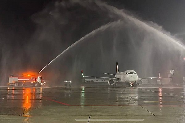 Аэропорт «Сухум» принял первый рейс из Нижнего Новгорода 13 мая Международный аэропорт «Сухум» имени В.Г. Ардзинба торжественно встретил первый рейс из Нижнего Новгорода. По авиационной традиции самолет на перроне приветствовали водной аркой. Об этом сообщает AVIA.RU. Первых пассажиров из Нижнего Новгорода встречали вице-премьер Республики Абхазия Джансух Нанба и министр энергетики Батал Мушба. Путешественникам прибывшего рейса, а также вылетающим обратным рейсом из Сухума, вручили памятные подарки. aviaru.net/n283468