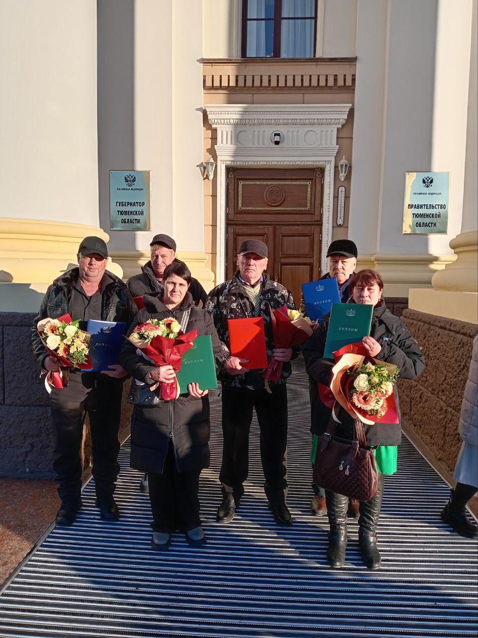 В Правительстве Тюменской области состоялось торжественное награждение победителей по итогам соревнования в отраслях сельского хозяйства АПК Тюменской области за 2025 год В номинации комбайнеры занял 2 место Юрий Дермановский Среди механизаторов 1 место занял Владимир Безусов Среди операторов машинного доения 3 место заняла Надежда Полозова Среди операторов по уходу за молочным стадом 2 место занял Евгений Попов Среди операторов на выращивании и откорме молодняка КРС 3 место заняла Елена Демиденко Среди работников бригады рыбоводной организации 1 место занял Алексей Морозов Пусть каждый трудовой день приносит удовлетворение а вложенные усилия возвращаются уважением и достойным результатом Желаю процветания гармонии в семье надёжных друзей и благополучия