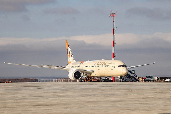 В аэропорту Казани презентовали программу регулярных авиарейсов в Абу Даби авиакомпании Etihad Airways В аэропорту Казани официально презентовали программу регулярных авиарейсов в Абу Даби авиакомпании Etihad Airways Национальная авиакомпания Объединенных Арабских Эмиратов впервые открывает регулярные авиарейсы из Республики Татарстан Об этом сообщает AVIA RU Перевозчик планирует соединить воздушной трассой две столицы Абу Даби и Казань 4 декабря 2025 года на воздушных судах типа Airbus A320 с частотой вылетов три раза в неделю по вторникам четвергам и воскресеньям aviaru net n289914