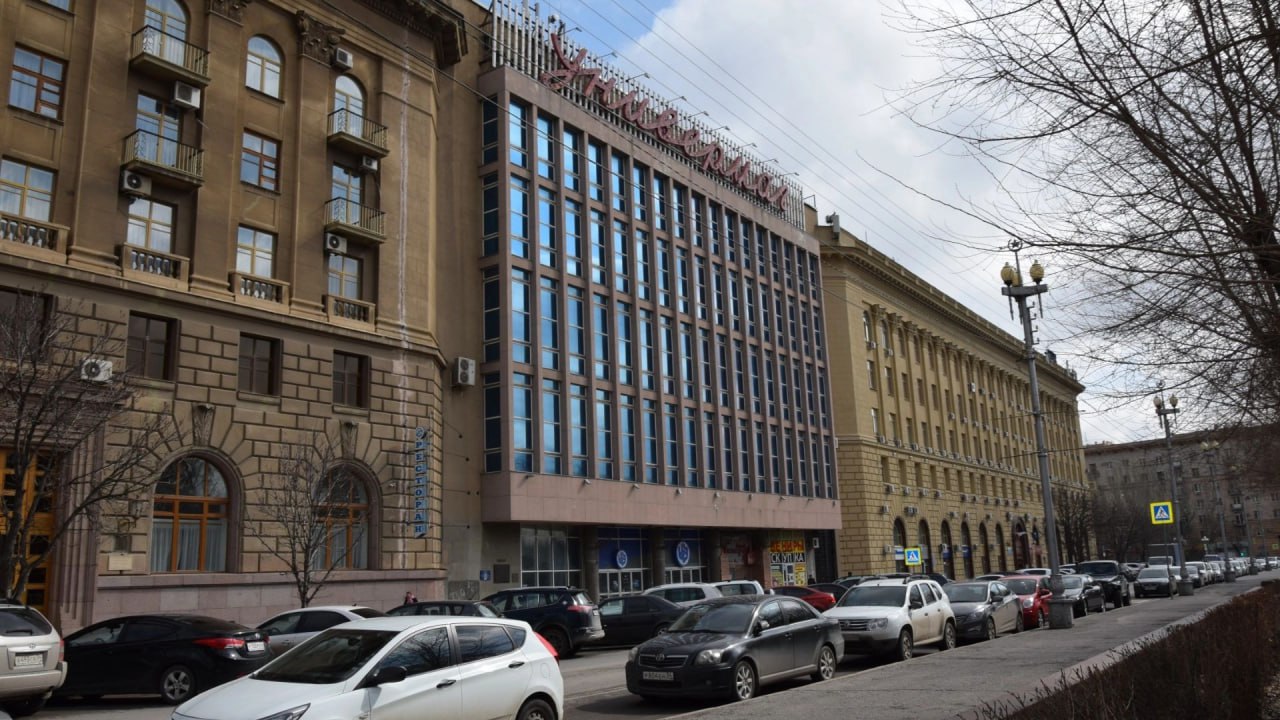 В волгоградском ЦУМе установили витражи и усилили конструкцию здания Завершён монтаж витражных окон в здании бывшего ЦУМа. Сейчас оно превращается в центр культуры и искусств имени Машкова. Рабочие уже демонтировали полы, крышу и парапет. Усилили конструкции двух этажей и готовят фундамент под грузовой лифт. Фасад здания приобретает обновлённый вид. Внутри появятся выставочные залы, медиатека, концертная площадка и арт-резиденция. Также планируют создать библиотеку музыкальной литературы и зону для мастер-классов. Главным элементом станет культурный центр имени Александры Пахмутовой. Подписаться