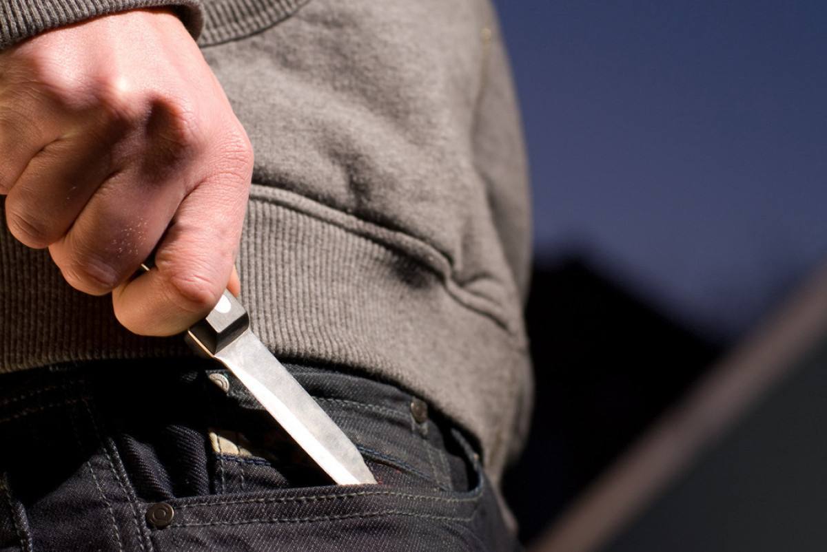 В Алматинской области пожилую пару убили и сожгли в собственном доме  В Талгарском районе Алматинской области полиция разыскивает 38-летнего мужчину, подозреваемого в жестоком убийстве супружеской пары пенсионеров. Как сообщает BAQ.KZ со ссылкой на КТК, тела 79-летнего мужчины и его 76-летней жены были обнаружены в их собственном доме с признаками насильственной смерти и следами поджога.  По предварительным данным, трагедия произошла ночью, когда супруги спали. Мужчина получил множественные ножевые ранения, а его жена, по заключению судмедэкспертов, погибла от удушья. На телах также зафиксированы побои и гематомы. Родственники погибших уверены: убийца сначала лишил их жизни, затем похитил деньги и ювелирные украшения, а после попытался замести следы, устроив поджог в одной из комнат.  Соседи рассказали, что подозреваемый — ранее судимый местный житель, недавно освободившийся из мест лишения свободы. Его знали как человека, причастного к кражам, но раньше он не проявлял жестокости.  Как сообщили в Департаменте полиции Алматинской области, возбуждено уголовное дело по факту двойного убийства. Личность подозреваемого установлена, он объявлен в розыск. Для его поимки создана специальная следственно-оперативная группа, в которую вошли наиболее опытные сотрудники. Ведётся активная оперативно-розыскная работа.